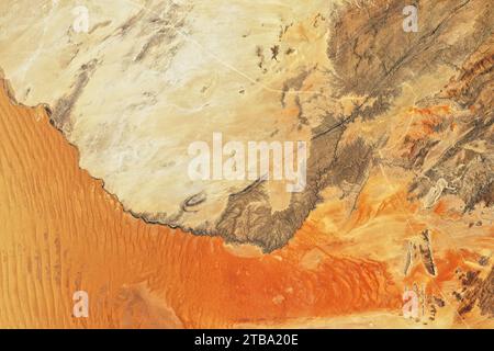 Satellitenansicht der Dünen und Landformen des Sandmeers der Namib-Wüste Afrikas. Stockfoto