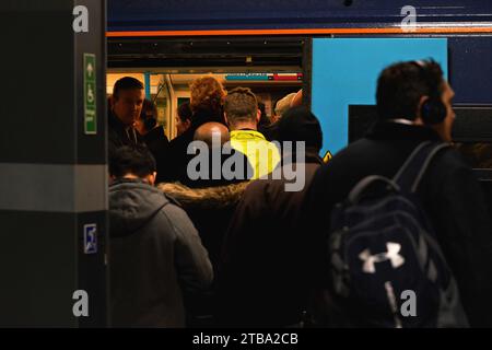 London, Vereinigtes Königreich - 01. Februar 2019: Passagiere, die an einem kalten Abend am Bahnhof London Bridge aus der U-Bahn aussteigen, CL Stockfoto