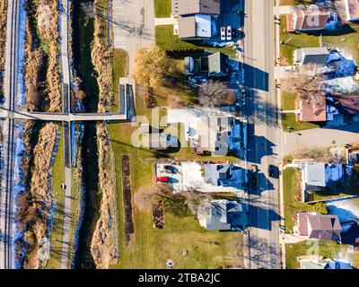 Luftaufnahme von Cross Plains, Wisconsin, USA an einem kühlen Herbsttag. Stockfoto