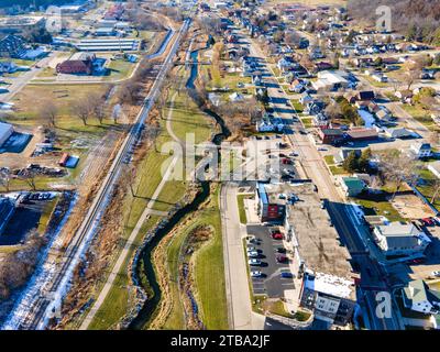 Luftaufnahme von Cross Plains, Wisconsin, USA an einem kühlen Herbsttag. Stockfoto