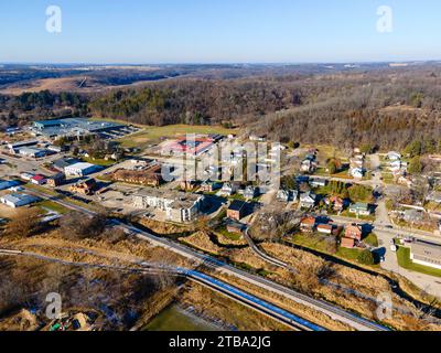 Luftaufnahme von Cross Plains, Wisconsin, USA an einem kühlen Herbsttag. Stockfoto