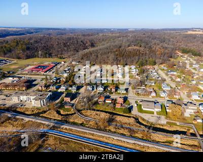 Luftaufnahme von Cross Plains, Wisconsin, USA an einem kühlen Herbsttag. Stockfoto