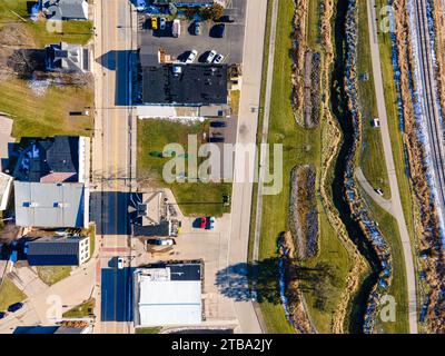 Luftaufnahme von Cross Plains, Wisconsin, USA an einem kühlen Herbsttag. Stockfoto