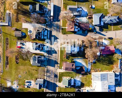 Luftaufnahme von Cross Plains, Wisconsin, USA an einem kühlen Herbsttag. Stockfoto