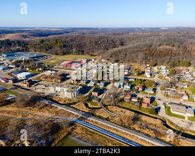 Luftaufnahme von Cross Plains, Wisconsin, USA an einem kühlen Herbsttag. Stockfoto