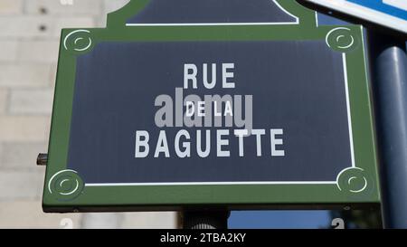 Ein dummiges französisches Straßenschild mit der Rue Baguette!, französischer Ausdruck voila Street in Paris Frankreich, Straße mit französischen Namen für lustige Speisen. Stockfoto