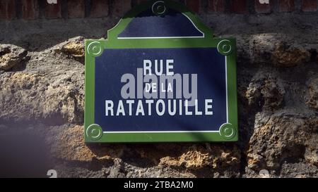 Ein dummiges französisches Straßenschild auf der Rue ratatouille!, französischer Ausdruck voila Street in Paris Frankreich, Straße mit französischen Namen für lustige Speisen. Stockfoto