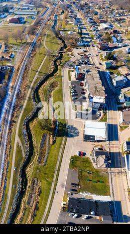 Luftaufnahme von Cross Plains, Wisconsin, USA an einem kühlen Herbsttag. Stockfoto