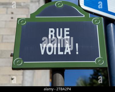 Ein dummiges französisches Straßenschild der Rue voila!, französischer Ausdruck voila Straße in Paris Frankreich, Straße mit Essensnamen. Stockfoto