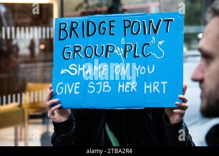 London, England, Großbritannien. Dezember 2023. London, UK, 5. Dezember 2023. Demonstration von Menschenrechtsaktivisten unter den Büros der Practice Plus Group, Englands größtem privaten Anbieter von NHS-Dienstleistungen. Im August 2023 wurde die Transaktivistin Sarah Jane Baker wegen Anstiftung zur Gewalt während der Londoner Trans Pride von 2023 für unschuldig befunden, aber sie wird immer noch inhaftiert, während sie auf ihre Bewährungsanhörung wartet. Der Hausarzt der HMP Isle of Wight weigert sich, ihr das Östrogen zu verschreiben, das sie seit Jahren einnimmt. Auf diese Weise wird sie „gewaltsam entrüttelt“ und verursacht „schreckliche körperliche und geistige Not“, Demonstrantin Stockfoto
