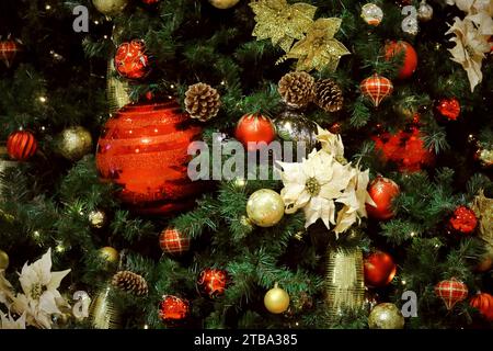 Nahaufnahme eines geschmückten Weihnachtsbaums in der Stadt Stockfoto