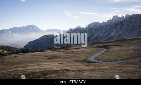 Hoher Bergpass mit kurviger Straße am frühen nebeligen Morgen, Dolomiten, Italien Stockfoto