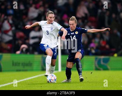 Niamh Charles (links) und Rachel McLauchlan aus Schottland kämpfen um den Ball während des Gruppenspiels der UEFA Women's Nations League in Hampden Park, Glasgow. Bilddatum: Dienstag, 5. Dezember 2023. Stockfoto