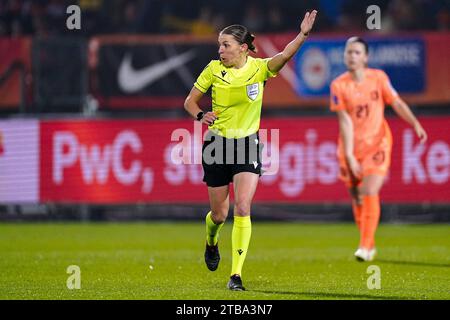 Tilburg, Niederlande. Dezember 2023. TILBURG, NIEDERLANDE - 5. DEZEMBER: Schiedsrichterin Stephanie Frappart gibt Gesten beim Spiel der UEFA Women's Nations League - League A Gruppe 1 zwischen den niederländischen Frauen und den belgischen Frauen im Koning Willem II Stadion am 5. Dezember 2023 in Tilburg, Niederlande (Foto: Joris Verwijst/ Orange Pictures) Credit: Orange Pics BV/Alamy Live News Stockfoto