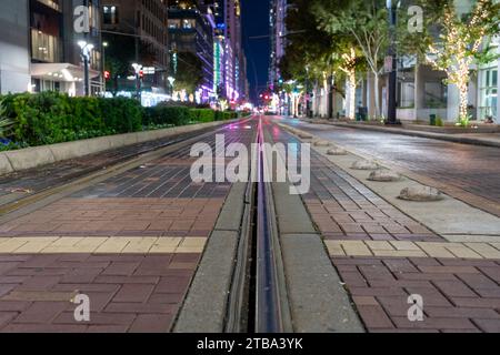 Nächtliches Foto von Straßenwagen, Trolley, Bahngleisen in Houston Texas. Stockfoto