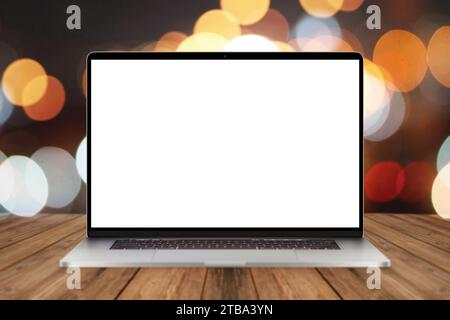 Laptop mit Mockup-Bildschirm auf Holztisch mit heller Bokeh-Aussicht. Kreative Idee und Arbeit im Büro. Freier Kopierbereich für Text und Design Stockfoto