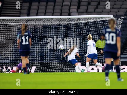 Der Engländer Fran Kirby (Mitte) erzielt das fünfte Tor des Spiels während des Gruppenspiels der UEFA Women's Nations League in Hampden Park, Glasgow. Bilddatum: Dienstag, 5. Dezember 2023. Stockfoto