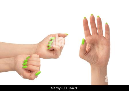 Die Hand einer Frau mit grünen Nolen hält ein winziges oder dünnes Objekt, isoliert auf weißem Hintergrund. Stockfoto