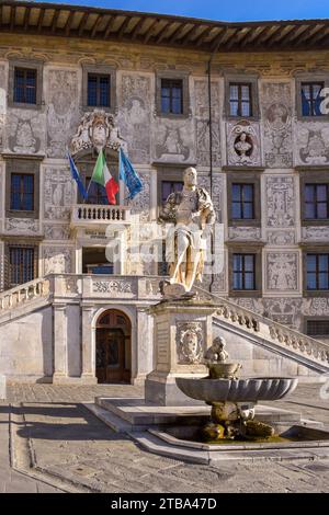 Pisa, Italien - 24. November 2023: Denkmal für Cosimo I auf der Piazza dei Cavalieri vor dem Eingang der renommierten Universität Scuola normale Superi Stockfoto