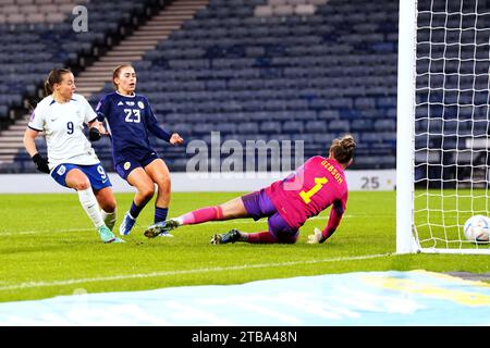 Die Engländerin Fran Kirby erzielt das fünfte Tor des Spiels während des Gruppenspiels der UEFA Women's Nations League in Hampden Park, Glasgow. Bilddatum: Dienstag, 5. Dezember 2023. Stockfoto