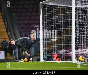 BRADFORD, GROSSBRITANNIEN. Dezember 2023. EFL-TROPHÄE: Bradford City AFC gegen Liverpool FC unter 21 Jahren Fabian Mrozek vom FC Liverpool beobachtet den Ball, der von Vadaine Oliver aus Bradford City geschossen wurde. Paul B. Whitehurst/Alamy Live News Stockfoto