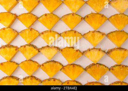 Ananas saftig gelbe Scheiben auf weißem Hintergrund. Draufsicht. Stockfoto