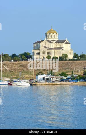 Die Kathedrale von St. Vladimir oberhalb der Bucht von Karantinnaya am Sommermorgen in Chersonesus Taurica, Sewastopol, Krim. Stockfoto