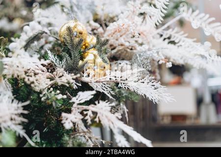 Hintergrund der weihnachtsdekoration. Kiefer mit Kunstschnee und Wackelbäumen Stockfoto