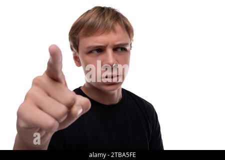 Kopffoto eines verdächtigen blonden Kaukasiers mit blonden Haaren, die unter seinen Augenbrauen schauen Stockfoto