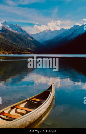 Blick auf einen Bergsee im Zillertal, Tirol, Österreich mit schneebedeckten Bergen im Hintergrund, Kanu im Vordergrund, Herbststimmung Stockfoto