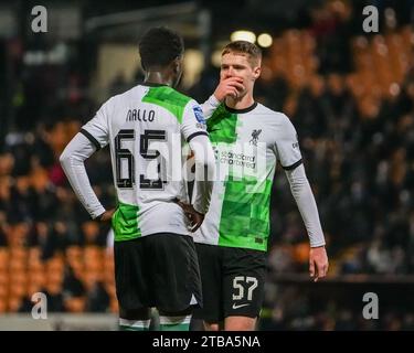 BRADFORD, GROSSBRITANNIEN. Dezember 2023. EFL-TROPHÄE: Bradford City AFC gegen Liverpool FC unter 21 Jahren Carter Pinnington vom Liverpool FC hat einen diskreten Chat mit Amara Nallo vom Liverpool FC Credit Paul B Whitehurst/Alamy Live News Stockfoto