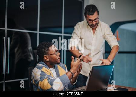 Multikulturelle Experten in einem Vorstandssitz diskutieren und arbeiten an Projekten zusammen und diskutieren Umsatz, Finanzen und Gewinnwachstum. Stockfoto