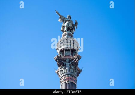 Das Christoph-Kolumbus-Denkmal, das in einer symbolischen Geste zum Meer zeigt, befindet sich am unteren Ende der La Rambla-Straße in Barcelona. Stockfoto