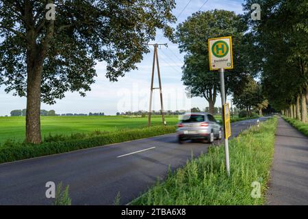 Öffentliche Verkehrsmittel halten an Land, Niederrhein, Elendshof bei Kalkar-Grieth, Rheinuferstraße, 2 Betriebszeiten pro Schultag, Linie 48, auch Haltestelle für die Stockfoto