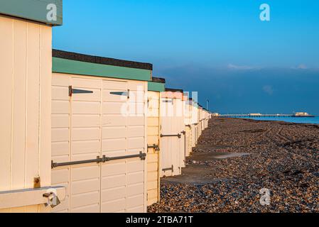 Strandhütten im Winter am Worthing Seafron, West Sussex, Südengland, Großbritannien. Stockfoto