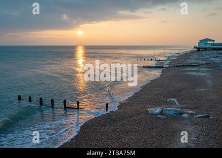 Ein Sonnenuntergang im frühen Winter über Worthing Lido und Strand - Worthing, West Sussex, Südengland, Großbritannien. Stockfoto