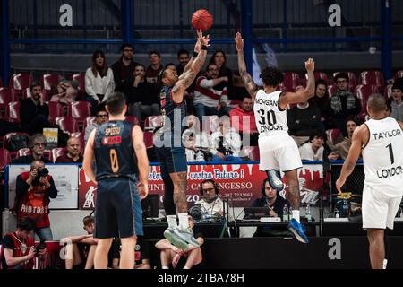 Mestre, Italien. Dezember 2023. Shooting von Rayjon Tucker während des Umana Reyer Venezia vs London Lions im Palasport Taliercio in Venedig, Italien am 5. Dezember 2023 während Umana Reyer Venezia vs London Lions, Basketball EuroCup Spiel in Mestre, Italien, 05. Dezember 2023 Credit: Independent Photo Agency/Alamy Live News Stockfoto