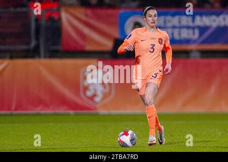 Tilburg, Niederlande. Dezember 2023. Caitlin Dijkstra aus den Niederlanden läuft mit dem Ball während des Gruppenspiels der UEFA Womens Nations League - League A zwischen den niederländischen Frauen und den belgischen Frauen am 5. Dezember 2023 in Tilburg, Niederlande Credit: dpa/Alamy Live News Stockfoto