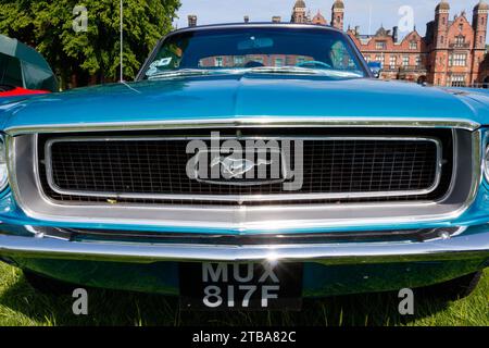 Kühlergrill vorne und Abzeichen des klassischen, blauen Ford Mustang aus dem Jahr 1968 Stockfoto