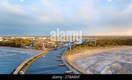 Hafen und Leuchtturm in Kołobrzeg, Polen. Foto mit einer Drohne am Anfang des Herbstes. Die plätschernde, blaue Ostsee. Stockfoto