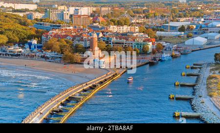 Hafen und Leuchtturm in Kołobrzeg, Polen. Foto mit einer Drohne am Anfang des Herbstes. Die plätschernde, blaue Ostsee. Stockfoto