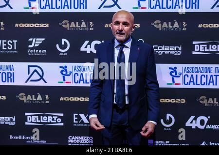 Mailand, Italien. Dezember 2023. Luciano Spalletti Cheftrainer von Italien nimmt an der Gran Gala del Calcio 2023 Oscar del Calcio Awards AIC im Superstudio Maxi Teil. (Foto: Fabrizio Carabelli/SOPA Images/SIPA USA) Credit: SIPA USA/Alamy Live News Stockfoto