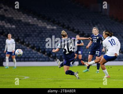 Die Engländerin Lauren James erzielt das dritte Tor des Spiels während des Gruppenspiels der UEFA Women's Nations League in Hampden Park, Glasgow. Bilddatum: Dienstag, 5. Dezember 2023. Stockfoto