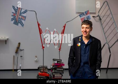 Jesse Darling wird als Gewinner des Turner Prize 2023 im Eastbourne's Winter Garden, neben Towner Eastbourne, der Galerie, die den diesjährigen Preis ausrichtet, bekannt gegeben. Bilddatum: Dienstag, 5. Dezember 2023. Stockfoto