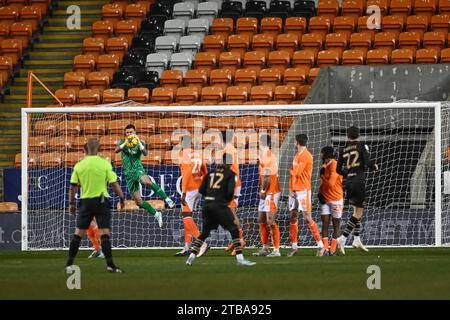 Richard O'Donnell #1 von Blackpool spart einen Freistoß während des Bristol Street Motors Trophy Matches Blackpool vs Barnsley in Bloomfield Road, Blackpool, Vereinigtes Königreich, 5. Dezember 2023 (Foto: Craig Thomas/News Images) in, am 12.05.2023. (Foto: Craig Thomas/News Images/SIPA USA) Credit: SIPA USA/Alamy Live News Stockfoto