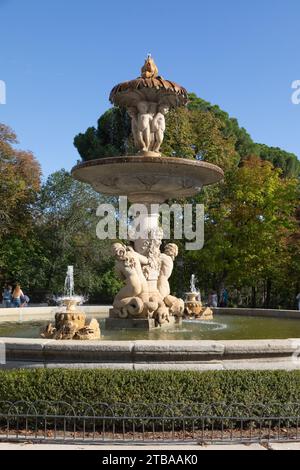 Artischockenbrunnen mit Triton und Nereida. Im Parque del Buen Retiro, Madrid, Spanien Stockfoto