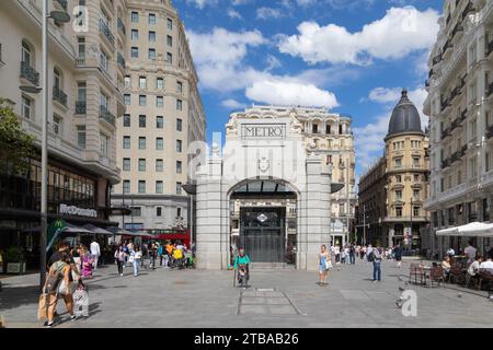 Leute gehen und essen in einem Restaurant an der Gran Via U-Bahn-Station, Madrid, Spanien Stockfoto