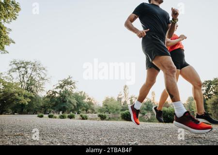 Aktive Paare, die im Freien joggen, fit und gut gebaute Körper. Stockfoto