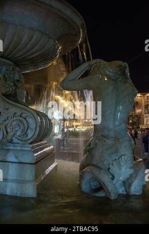 Historischer Amenano-Brunnen bei Nacht in Catania, Sizilien, Italien Stockfoto