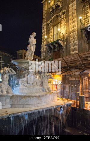 Historischer Amenano-Brunnen bei Nacht in Catania, Sizilien, Italien Stockfoto